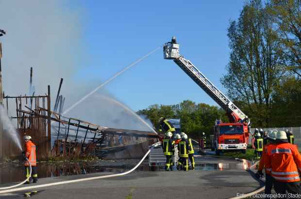 Großbrand Lager Feuerwehr