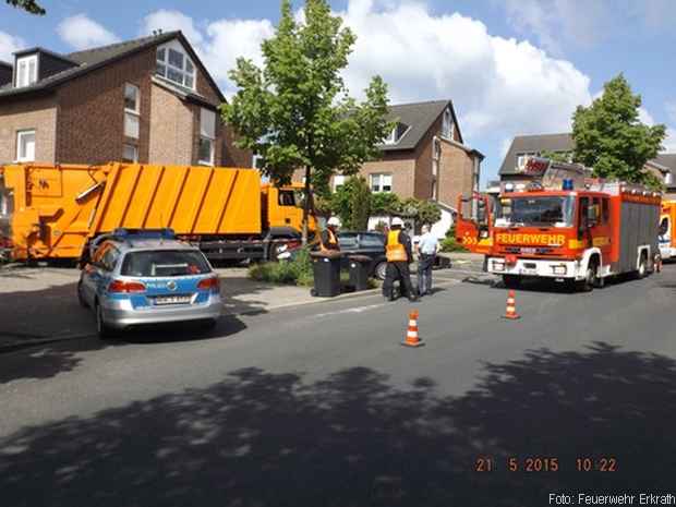 Müllwagen rollt Feuerwher