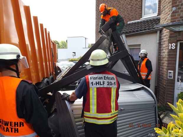 Müllwagen rollt Feuerwher