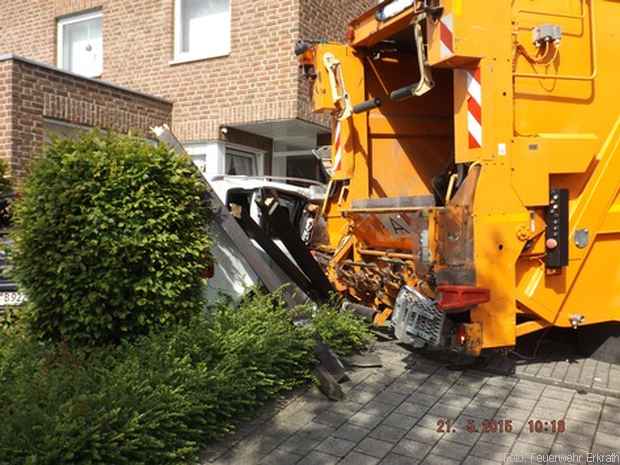 Müllwagen rollt Feuerwher