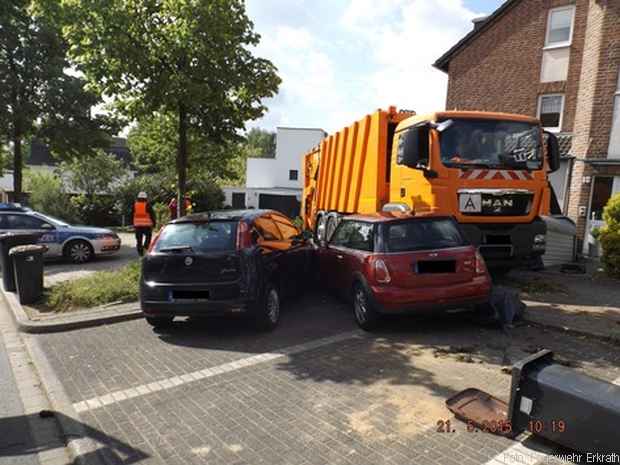 Müllwagen rollt Feuerwher