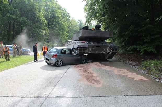 Panzer Unfall Pkw
